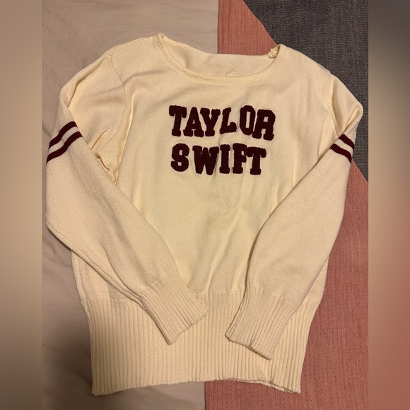 Taylor Swift: Red TV Sweater - Picture 1 of 2